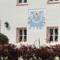 2010 04 22 Sonnenuhr an der Fassade des alten Mesnerhauses in Söllheim.jpg