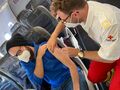 Impfung im Eurowings-Airbus am Flughafen Salzburg November 2021 01.jpg