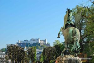 Pegasusbrunnen im Mirabellgarten 02.jpg