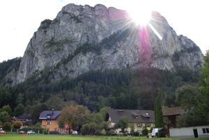 Drachenwand mit den Gasthaus Drachenwand.jpg