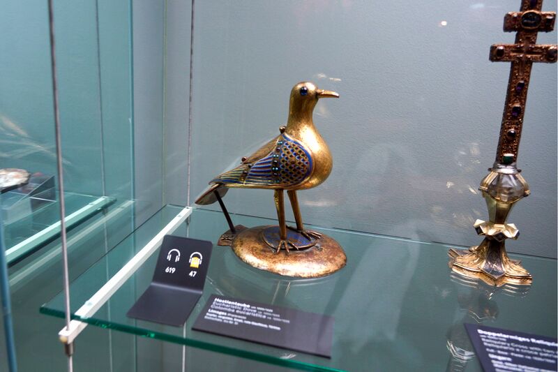 Datei:Hostientaube im Salzburger Dommuseum.jpg