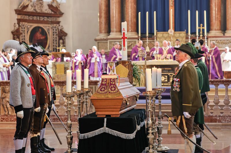 Datei:Kothgasser Erzbischof Begräbnisfeierlichkeiten 07.jpg