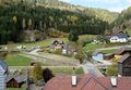 Ausblick vom Kirchenplatz in Ramingstein auf die Murtalbahn und den oberhalb gelegenen Friedhof.jpg