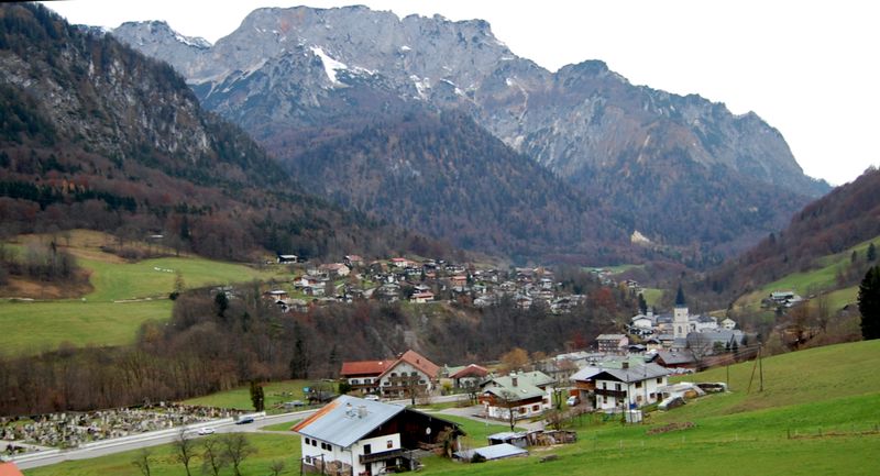 Datei:Marktschellenberg und Untersberg.jpg