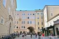 Ritzerbogenhaus mit Ritzerbogen und Churfürststraße Salzburg.jpg