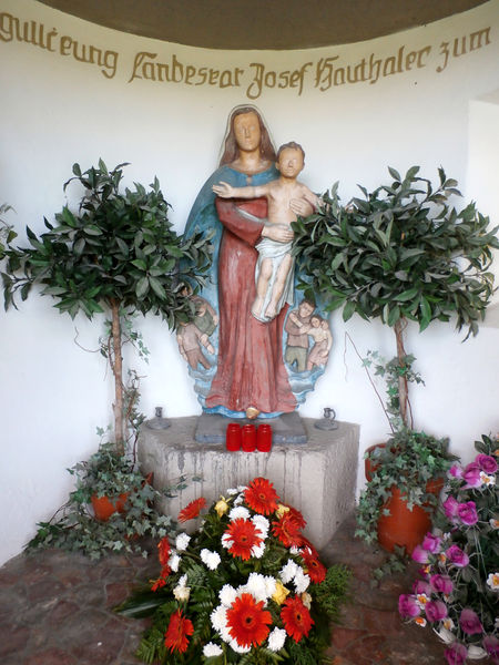 Datei:Collage Hauthalerkapelle innen.jpg