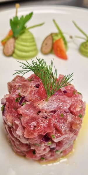 Datei:Bistro Grüll Tuna-Tartar.jpg