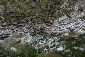 Gesteinsschichten in der Glasenbachklamm.JPG