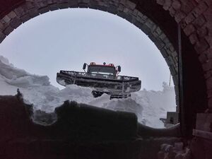 Großglockner Hochalpenstraße Schneeräumung 18 April 2016 03 Tunnelöffnung.jpg