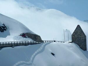 Grossglockner Hochalpenstrasse Schneeraeumung 2013 64.jpg