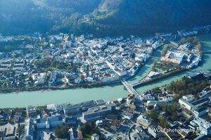 Hallein Stadtzentrum mit Pernerinsel.jpg