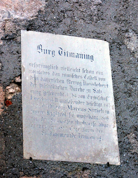 Datei:Inschrift am Burgtor in Tittmoning.JPG