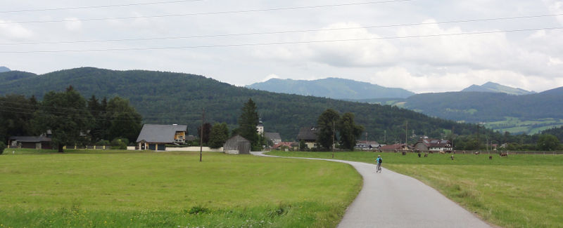 Datei:Kastenhofstraße in Richtung Oberalm.jpg