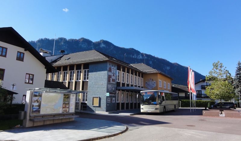 Datei:Gemeindeamt Unterach am Attersee.jpg