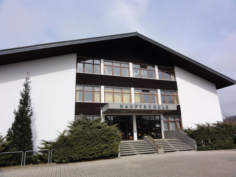 Datei:Hauptschule Eggelsberg.jpg