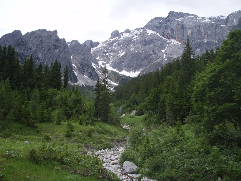 Datei:Trockenbach vor Hochkönigmassiv.jpg
