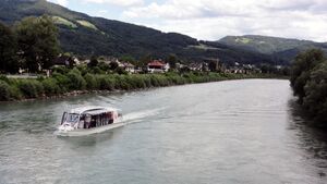 Amadeus-Salzach-Schiff von Aigen kommend.jpg