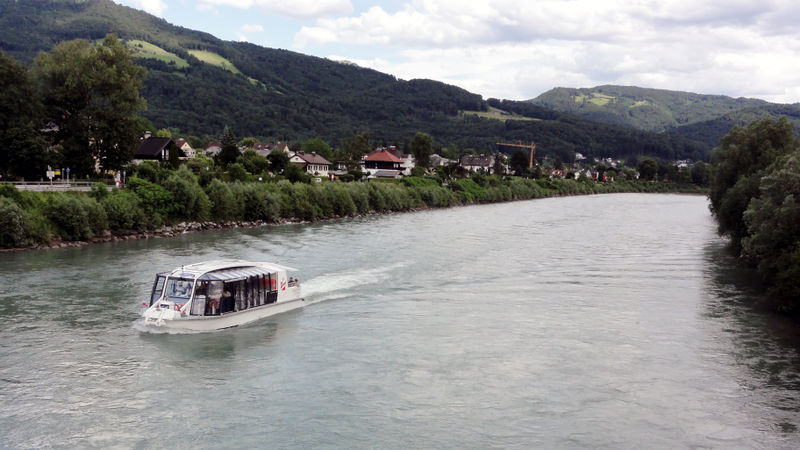Datei:Amadeus-Salzach-Schiff von Aigen kommend.jpg