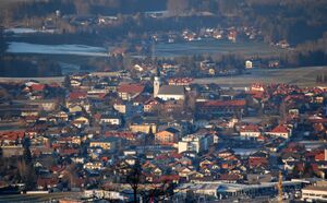 Eugendorf, Zenrtumsbild, Zoomaufnahme von Eugendorfer Berg aus.jpg