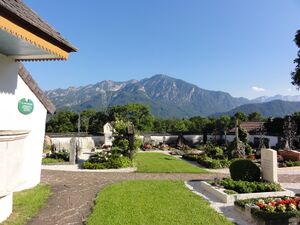 Friedhof in Nonn mit Ausblick zum Predigtstuhl.JPG