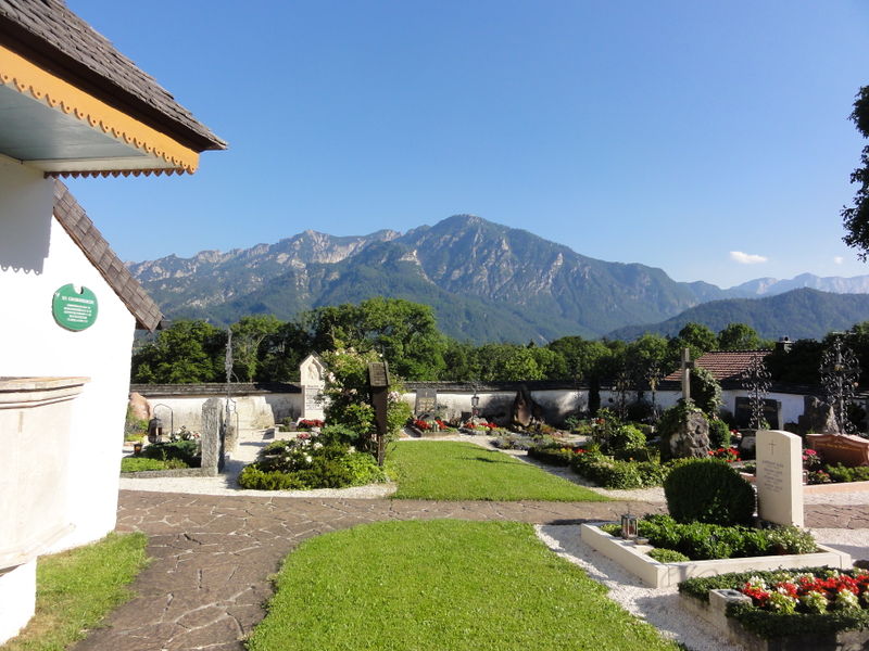 Datei:Friedhof in Nonn mit Ausblick zum Predigtstuhl.JPG