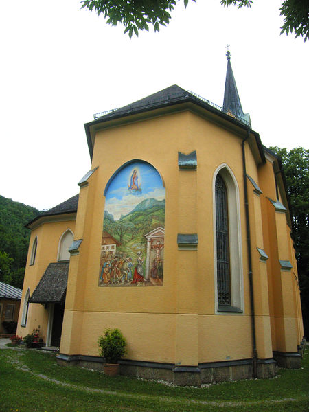 Datei:Guggenthalkirche, östliches Außenwandbild.jpg