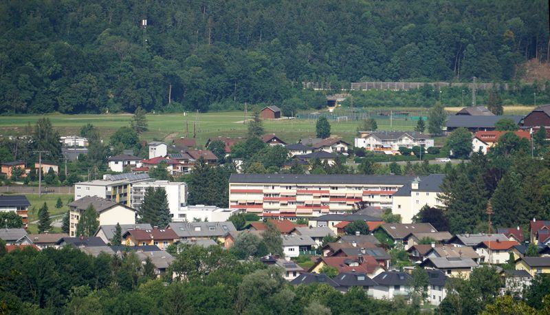 Datei:Kahlsperg-Ensemble in Oberalm, Westansicht.jpg