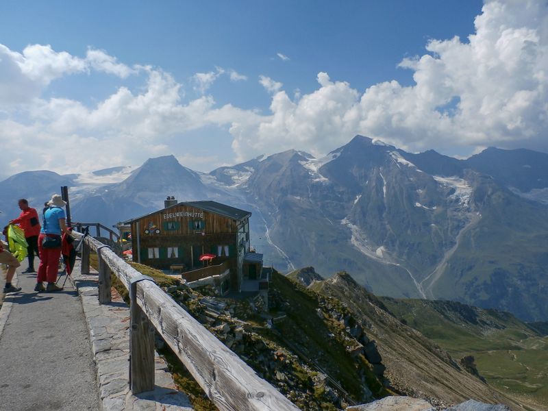 Datei:Edelweißhütte, Parkplatz Edelweißspitze.jpg