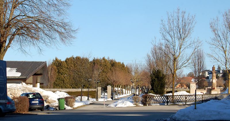 Datei:Eingang zum neuen Friedhof.jpg