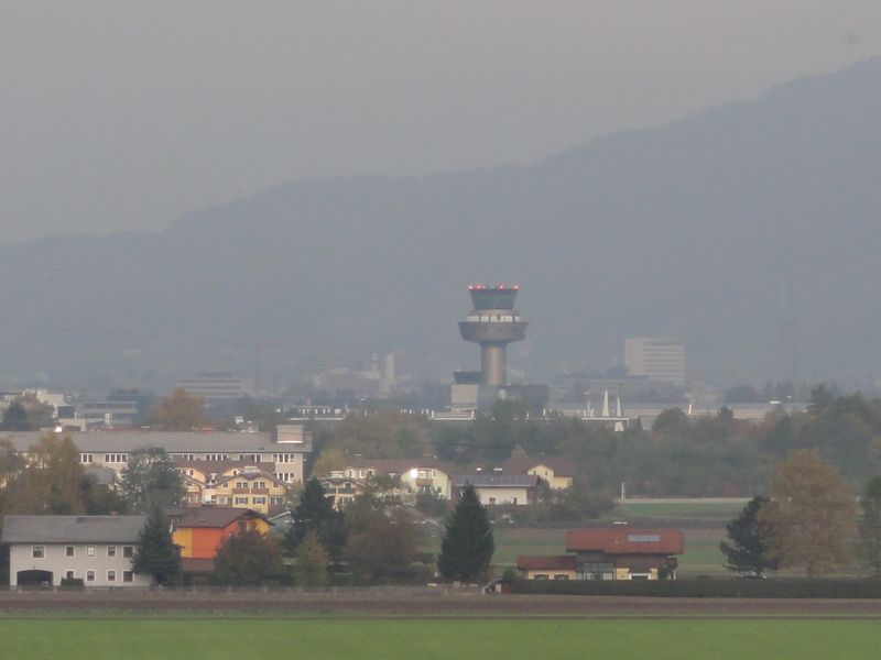 Datei:Salzburg Tower beleuchtet.jpg