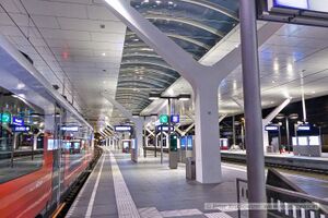 2021 07 20 Salzburg Hauptbahnhof bei Nacht 7.jpg