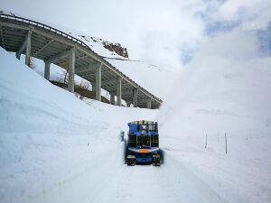 Großglockner Hochalpenstraße Schneeräumung 2021 10.jpg