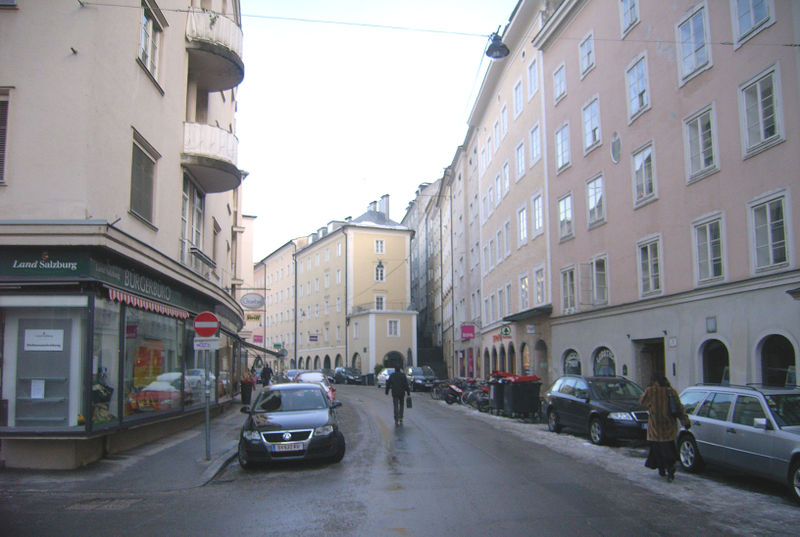 Datei:Kaigasse, Blick zur Nonnbergstiege.jpg