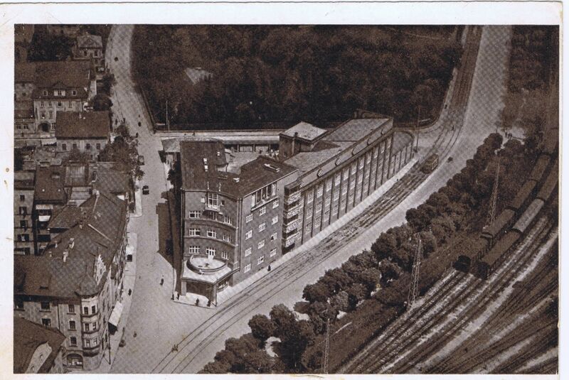 Datei:Kieselgebäude historische Luftaufnahme.jpg
