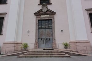 Kirchenportal in Maria Kirchental.jpg