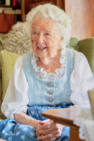 Maria Hoffmann älteste Besucherin der Salzburger Festspiele 05.jpg
