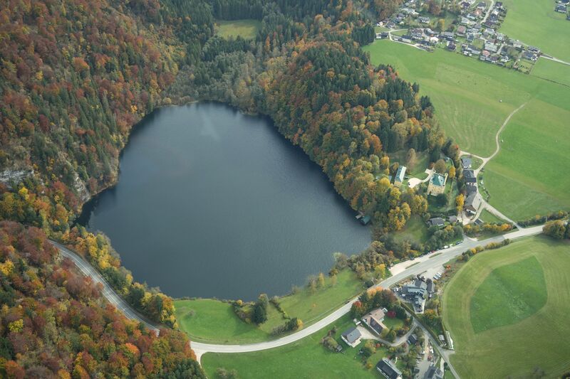Datei:Krottensee Schloss Hüttenstein Sankt Gilgen.jpg
