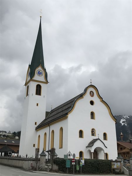 Datei:Pfarrkirche zum hl. Erzengel Michael (Ellmau).JPG