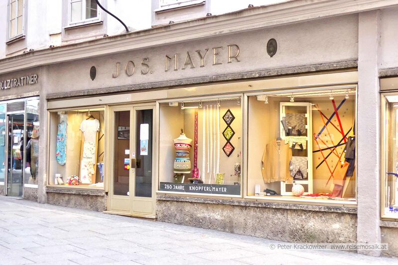 Datei:Salzburg Rathausplatz Knopferl Mayer.jpg