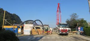 Betonierungsarbeiten am Widerlager der neuen Eichstraßenbrücke.jpg