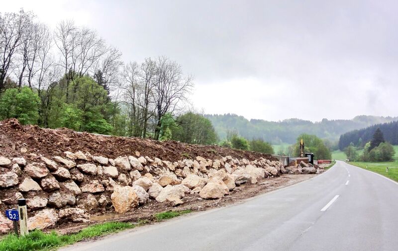 Datei:Kieselsteine zur Bachverbauung.jpg