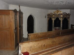 Kirchenansicht unter der Empore in Arnsdorf.jpg
