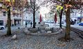 Der Taubenbrunnen im historischen Stadtzentrum wurde vom Münchner Bildhauer Edmund Puchner 1988 aus niederbayerischem Granit gestaltet..JPG