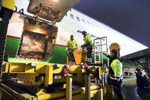 Uzbekistan Airlines brachte medizinisches Material 04.jpg