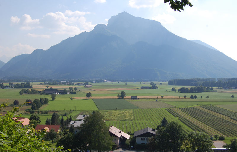 Datei:Anifer Landschaft mit Untersberg.jpg