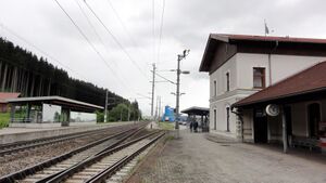 Bahnhofsgebäude Neumarkt-Köstendorf.jpg