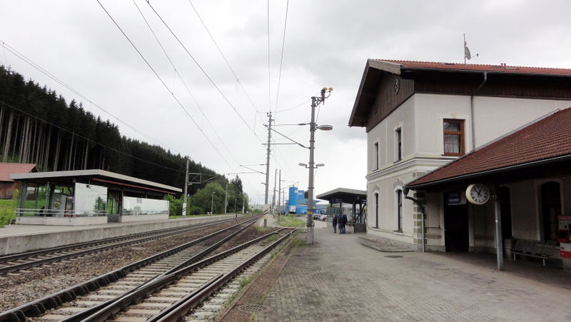 Datei:Bahnhofsgebäude Neumarkt-Köstendorf.jpg