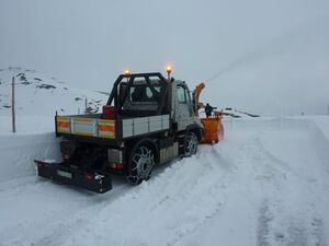 Grossglockner Hochalpenstrasse Schneeraeumung 2013 65.jpg