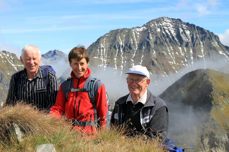 Datei:Gruppe mit Hochgolling.jpg