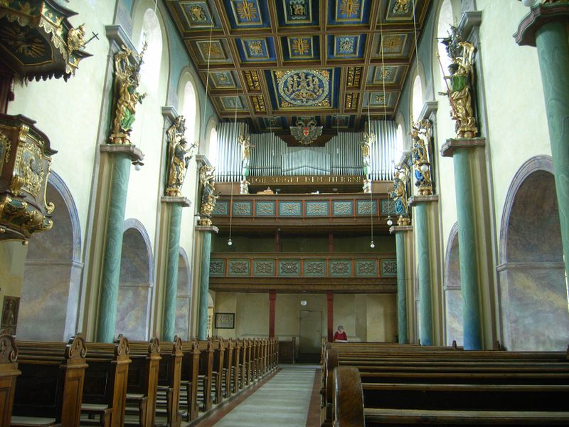 Datei:Pfarrkirche Obertrum, Chorseite.jpg